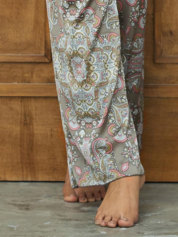 Lega pikkade pükstega atlassist pidžaama "Madona Light Pink - Multicolor Ornament Print"
