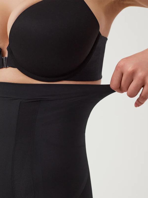 Spanx tugevalt vormivad kõrge vöökohaga lühikesed püksid "OnCore Mid-Thigh Black"