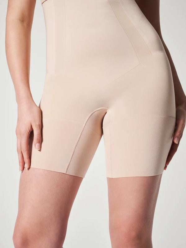 Spanx tugevalt vormivad kõrge vöökohaga lühikesed püksid "OnCore Mid-Thigh Nude"