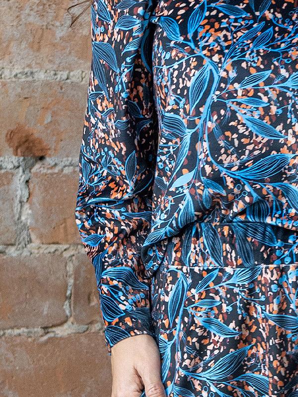Lega великолепная велюровая блузка "Zeina Black - Blue - Orange Floral Print Velour"