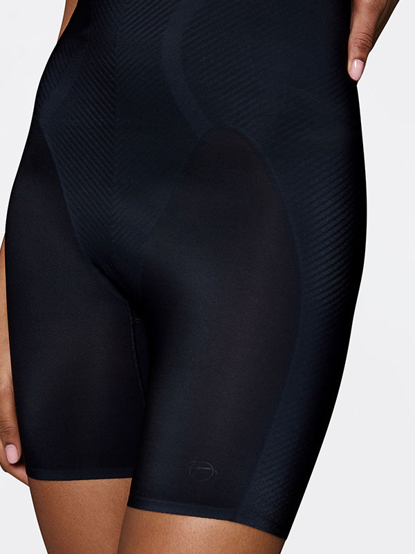 Triumph kõrge vöökohaga lühikesed püksid korrigeerivate omadustega "BMU Illusion Curve Super HW Black"