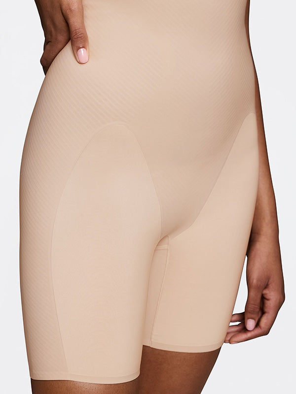 Triumph kõrge vöökohaga lühikesed püksid korrigeerivate omadustega "BMU Illusion Curve Super HW Nude"