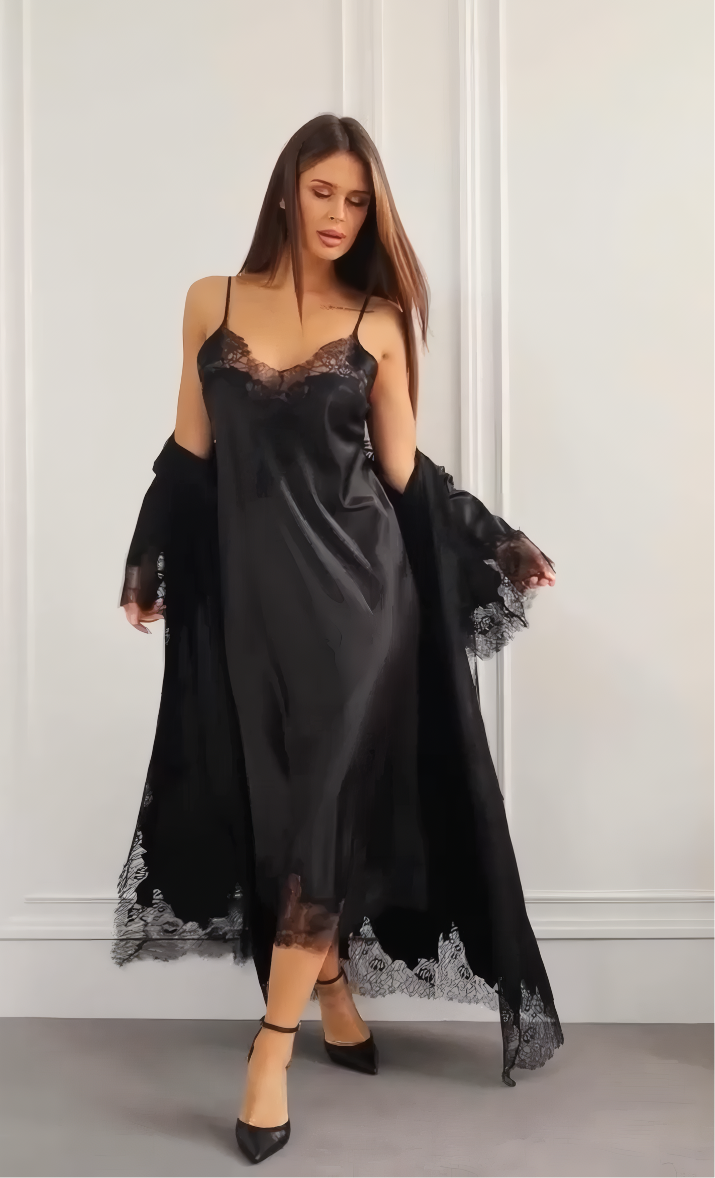 juodas šilko chalatas su nėriniais