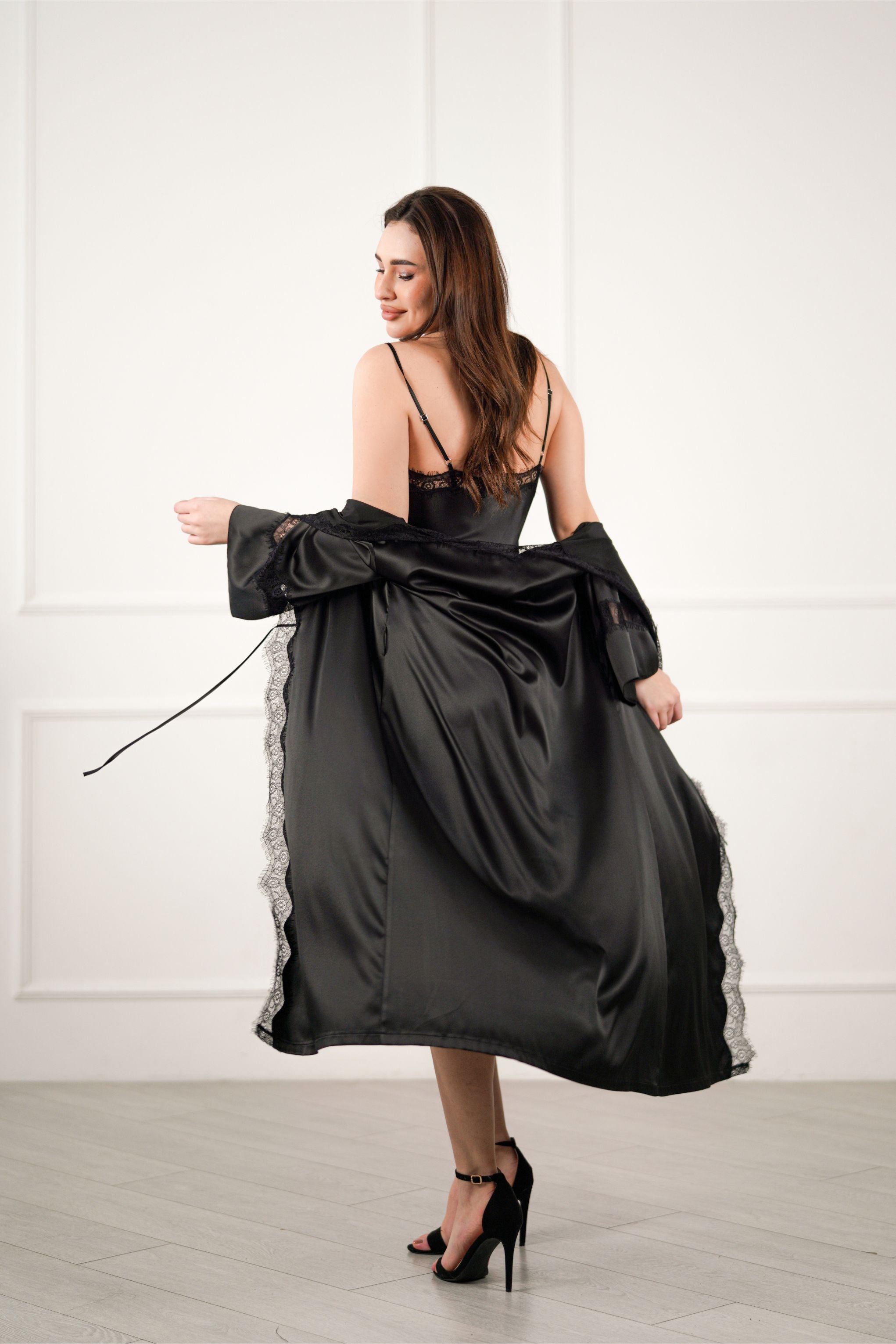 šilko chalatas su nėriniais