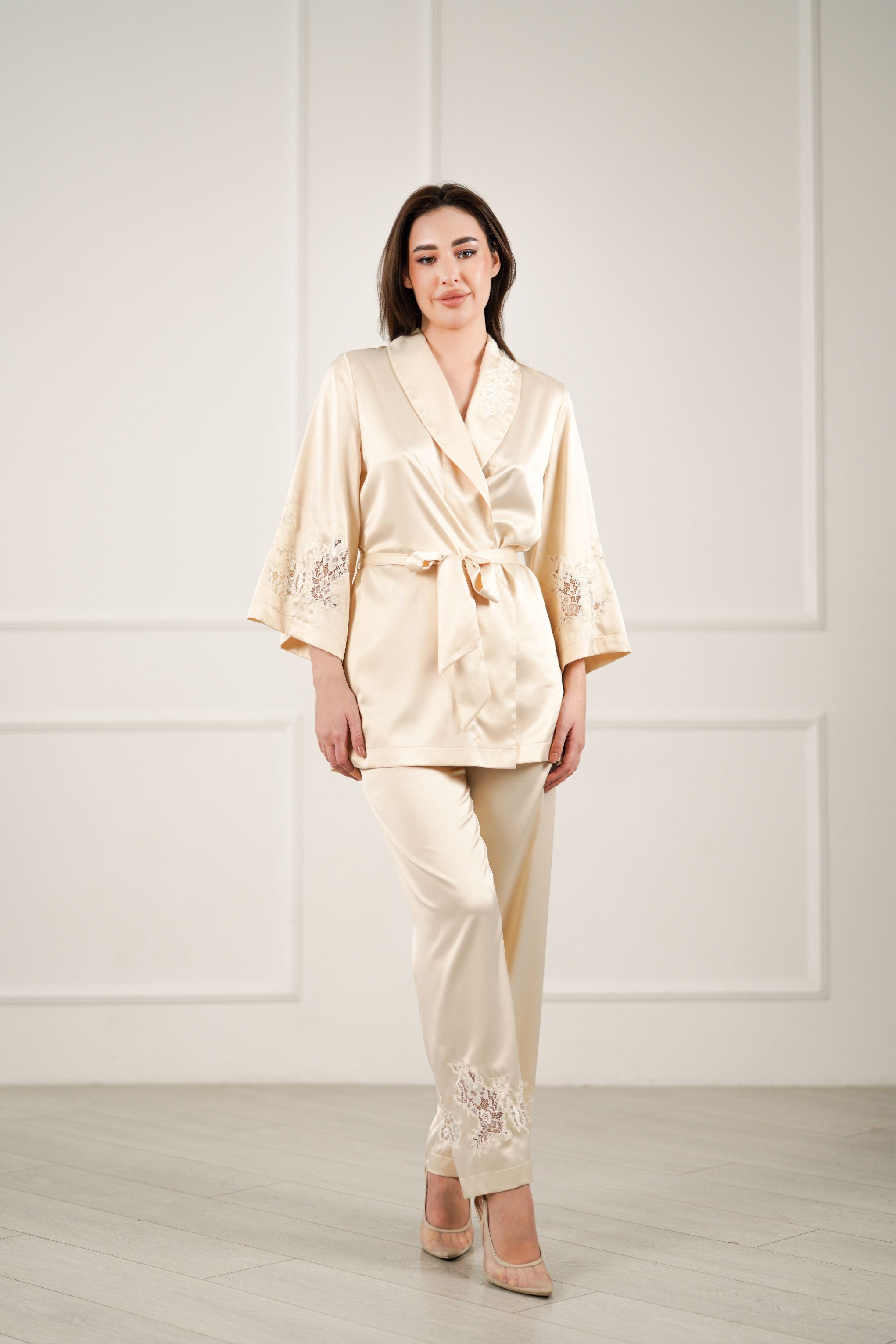 Komilfo pikk siidist pidžaama pitsidega 