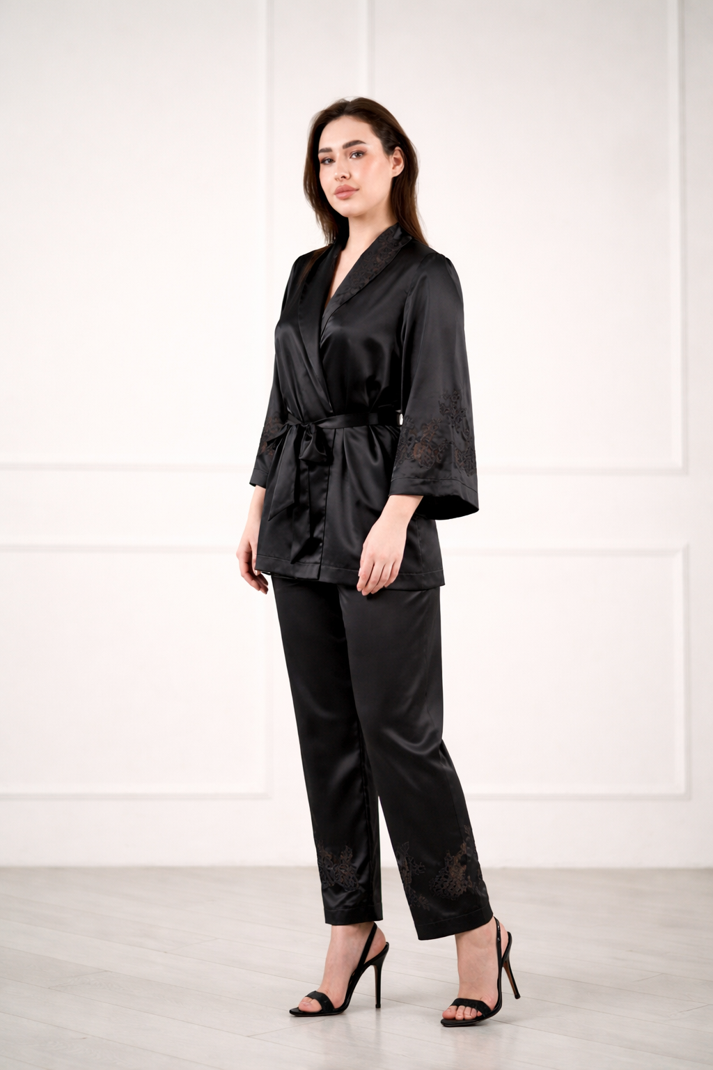 elegantiška moteriška pižama iš šilko