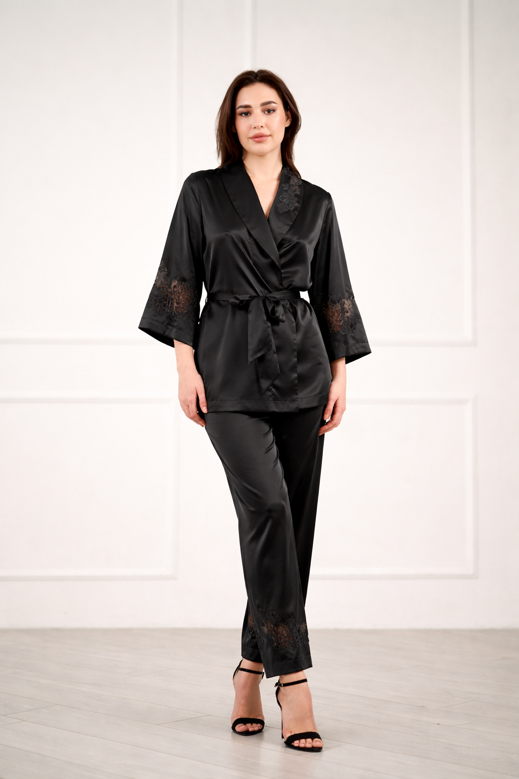 Komilfo pikk siidist pidžaama pitsidega 