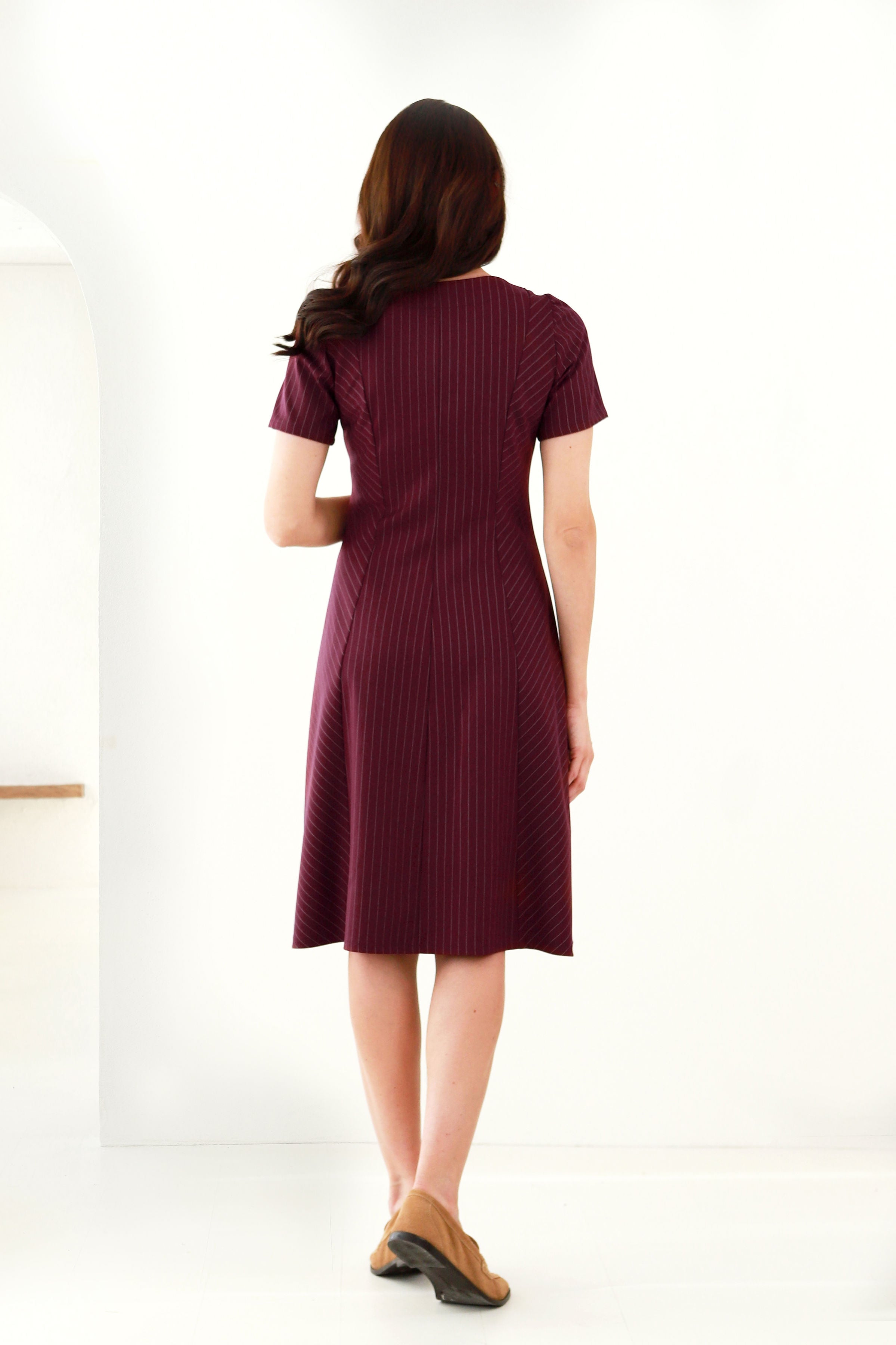 elegantiška suknelė iki kelių