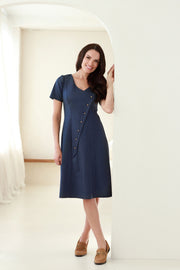 dryžuota A silueto suknelė