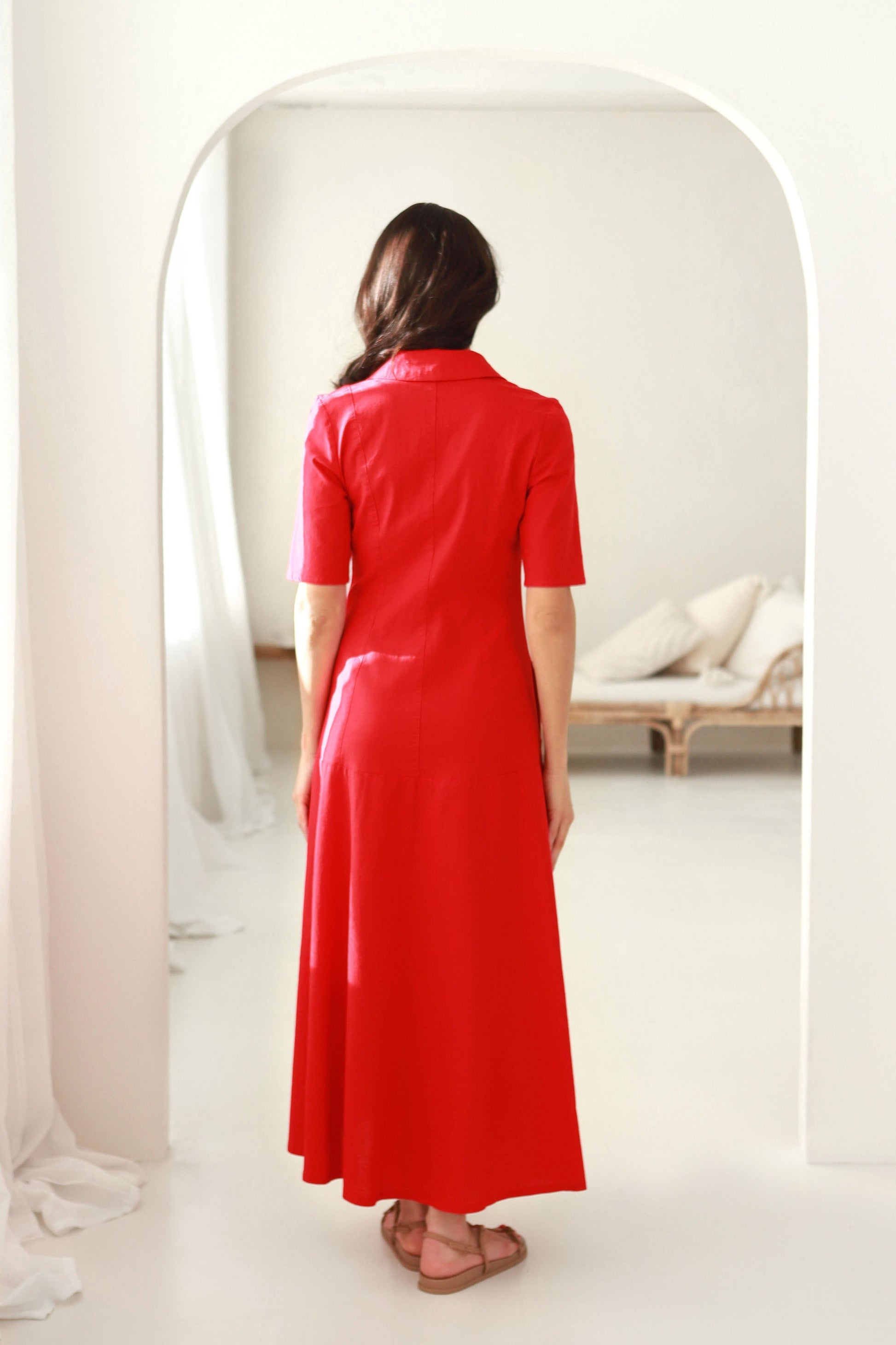 ilga lininė suknelė su sagutėmis