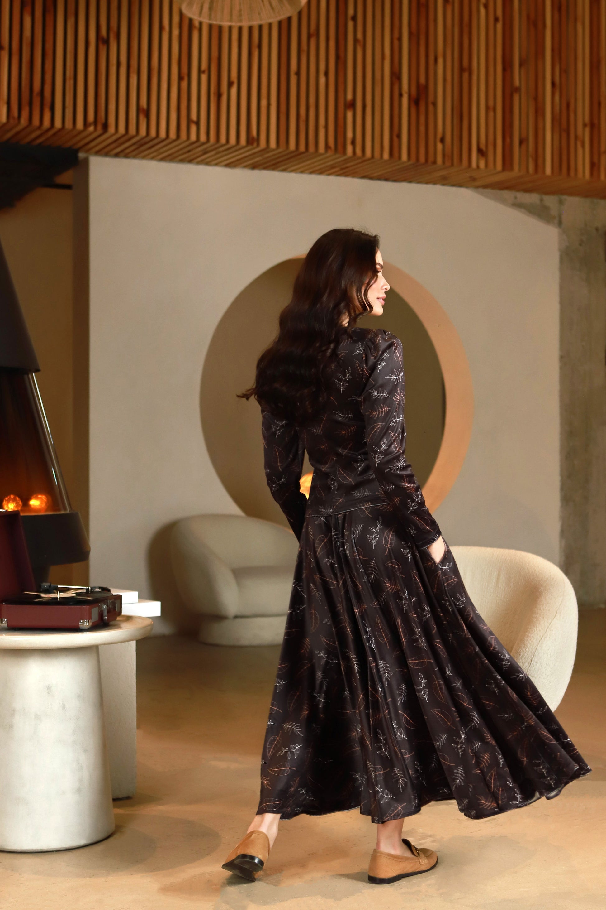 Lega moteriškas veliūrinis sijonas rudas