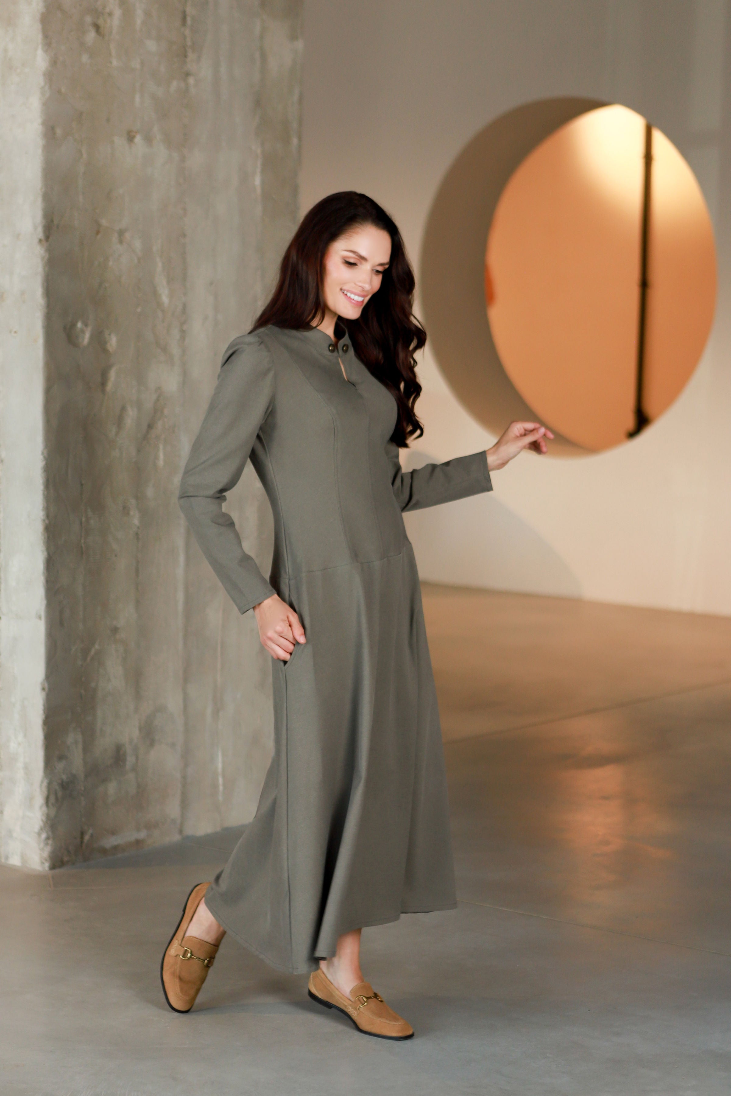 Lega A-lõikeline pikk kleit "Elara Olive Grey"