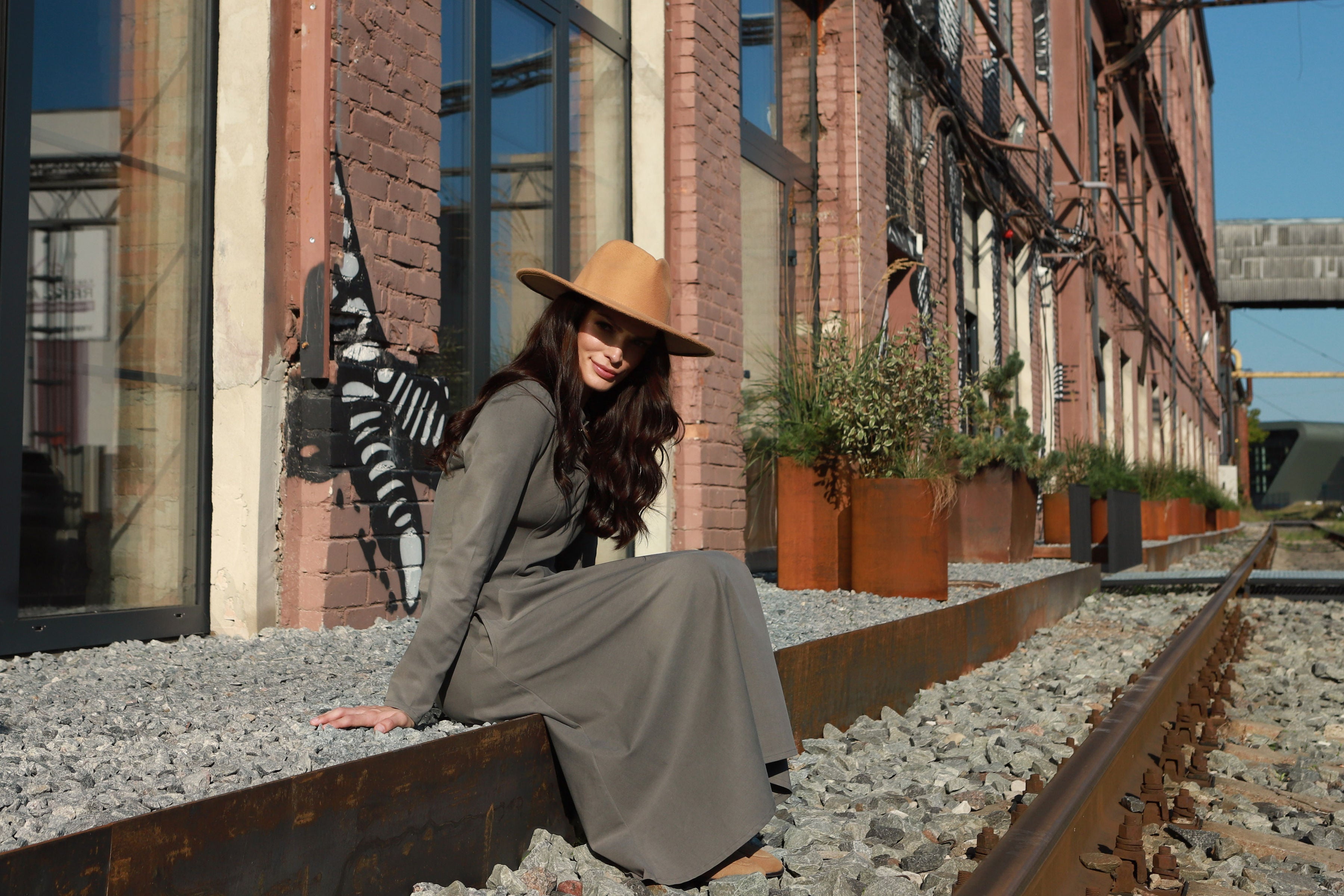 Lega A-lõikeline pikk kleit "Elara Olive Grey"