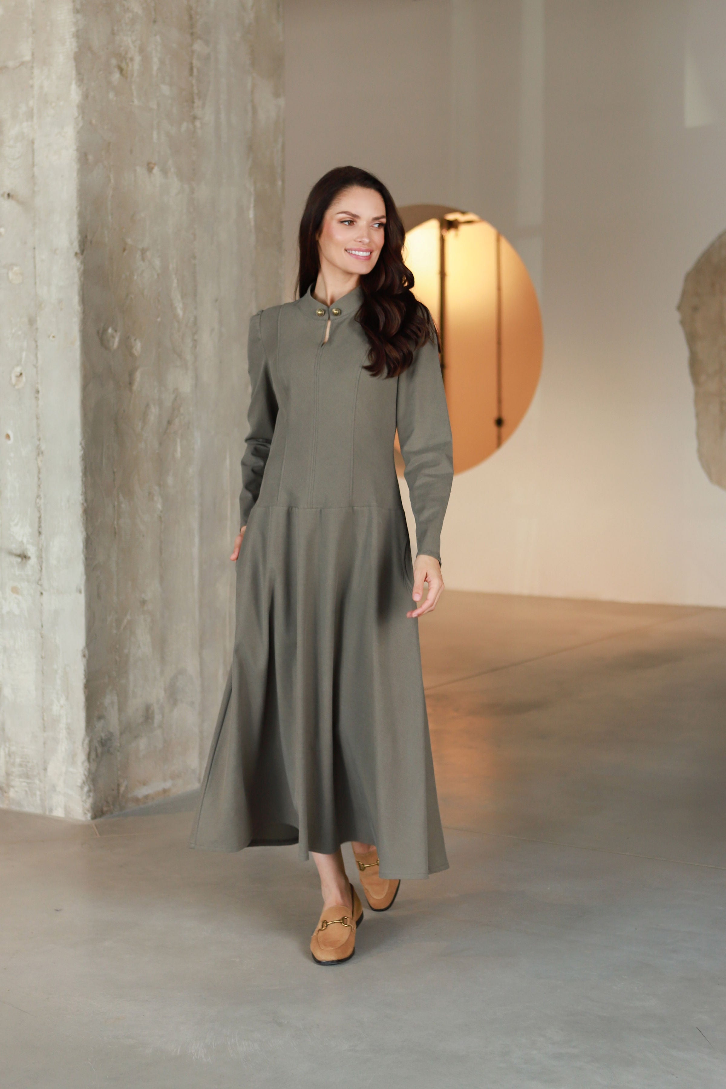 Lega A-lõikeline pikk kleit "Elara Olive Grey"