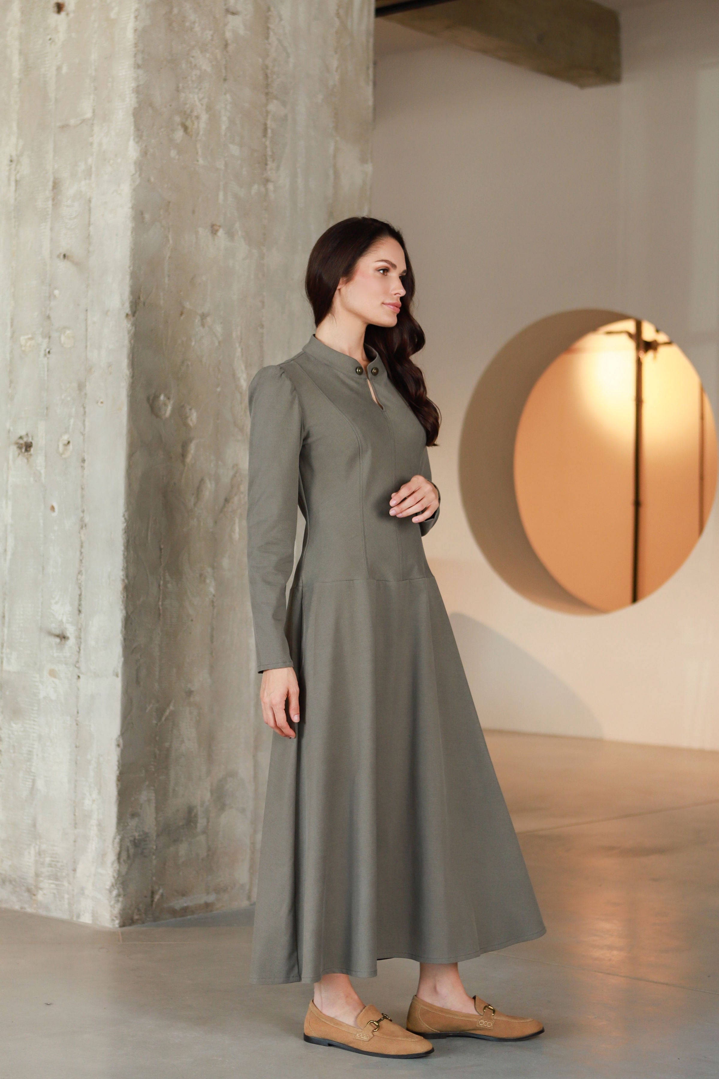 Lega A-lõikeline pikk kleit "Elara Olive Grey"