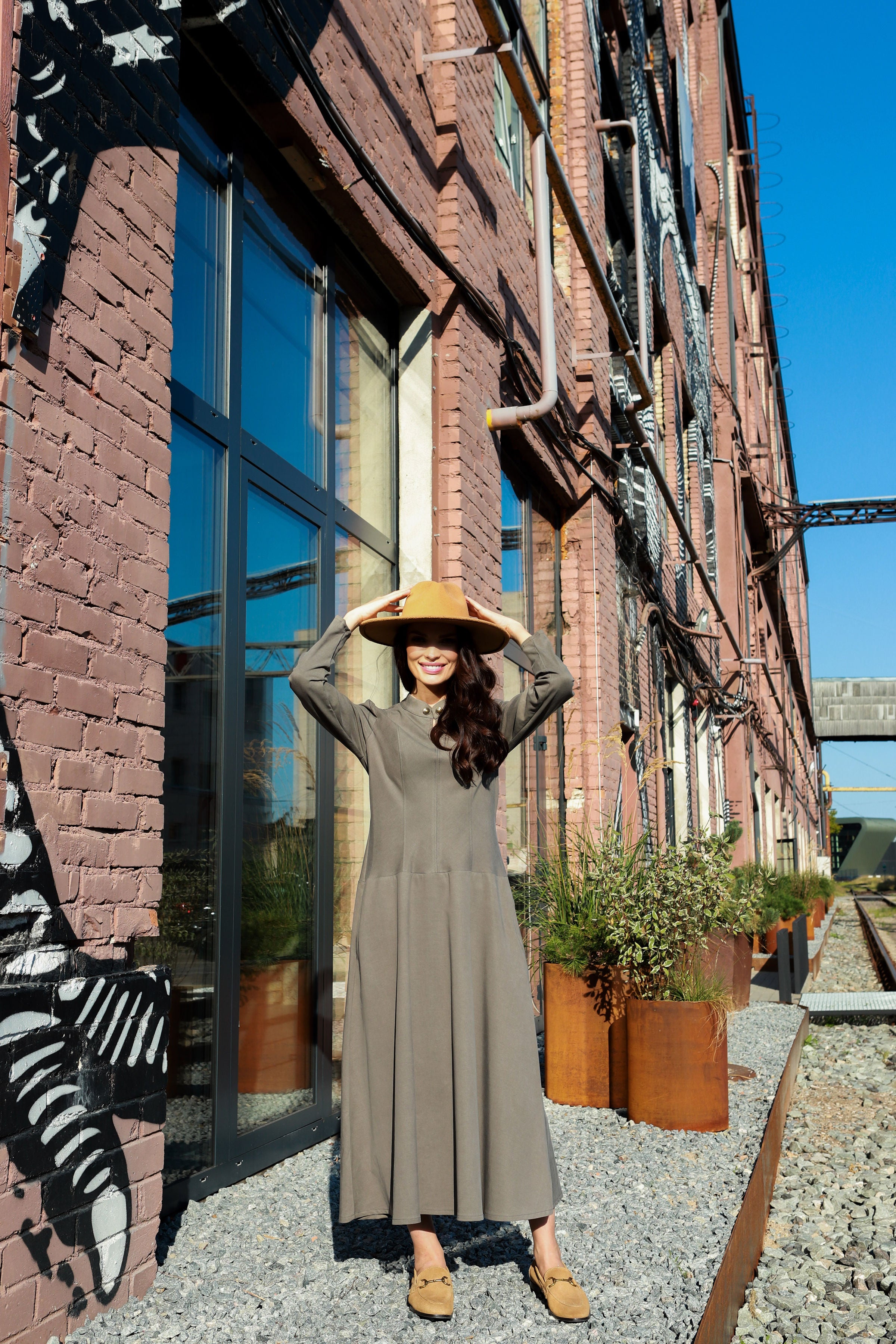 Lega A-lõikeline pikk kleit "Elara Olive Grey"