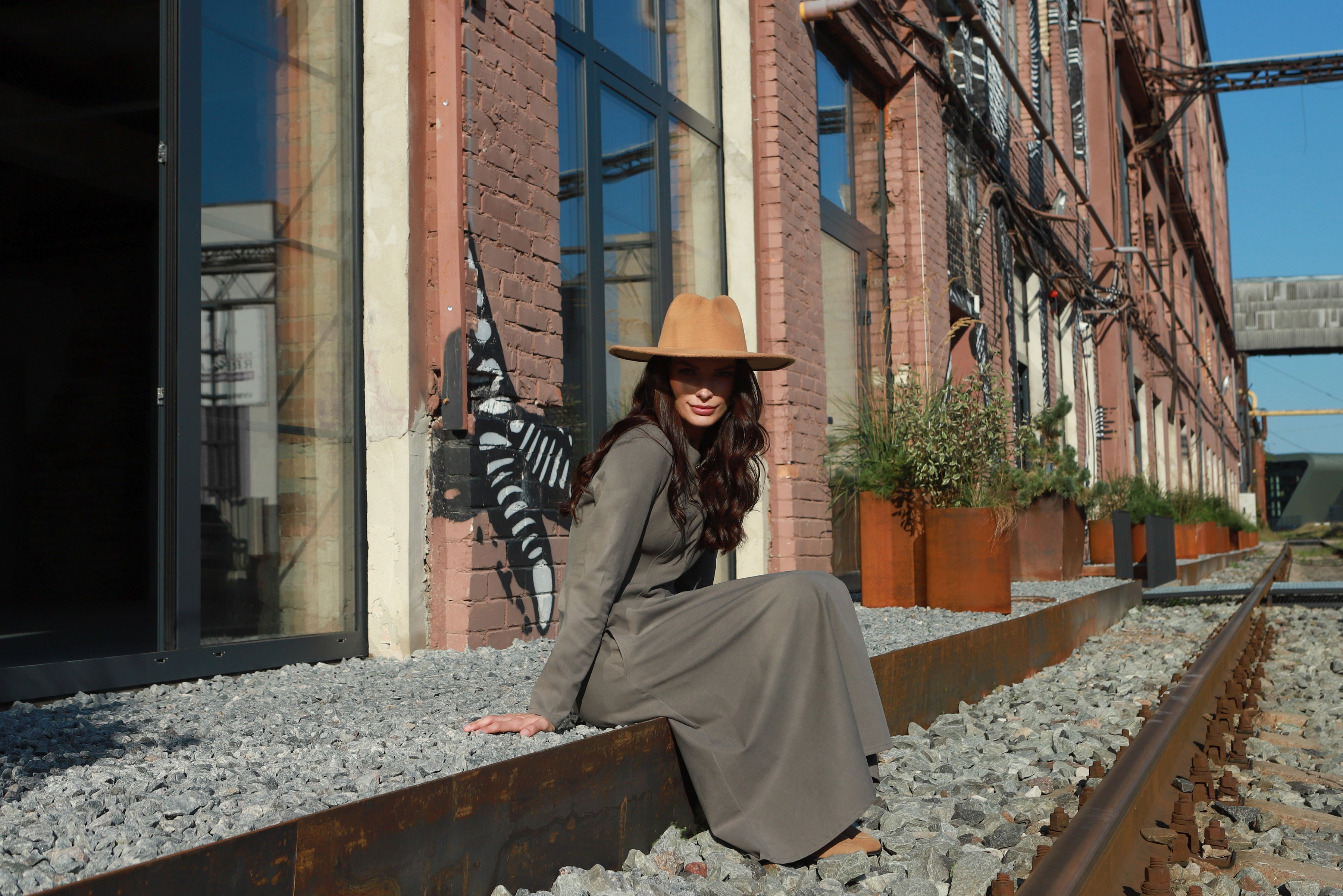 Lega A-lõikeline pikk kleit "Elara Olive Grey"