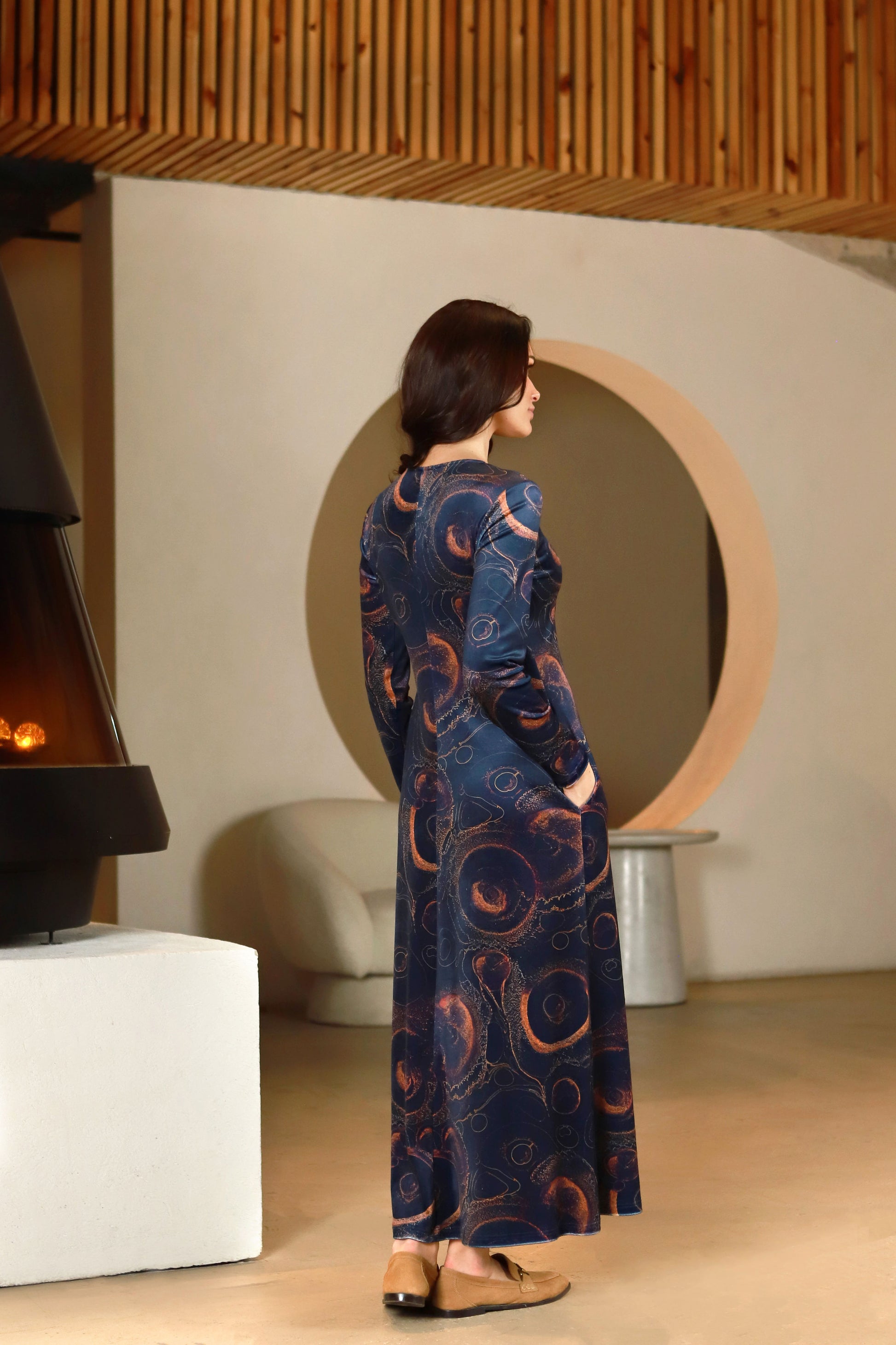 Ilga tamsiai mėlyna veliūrinė suknelė Lega