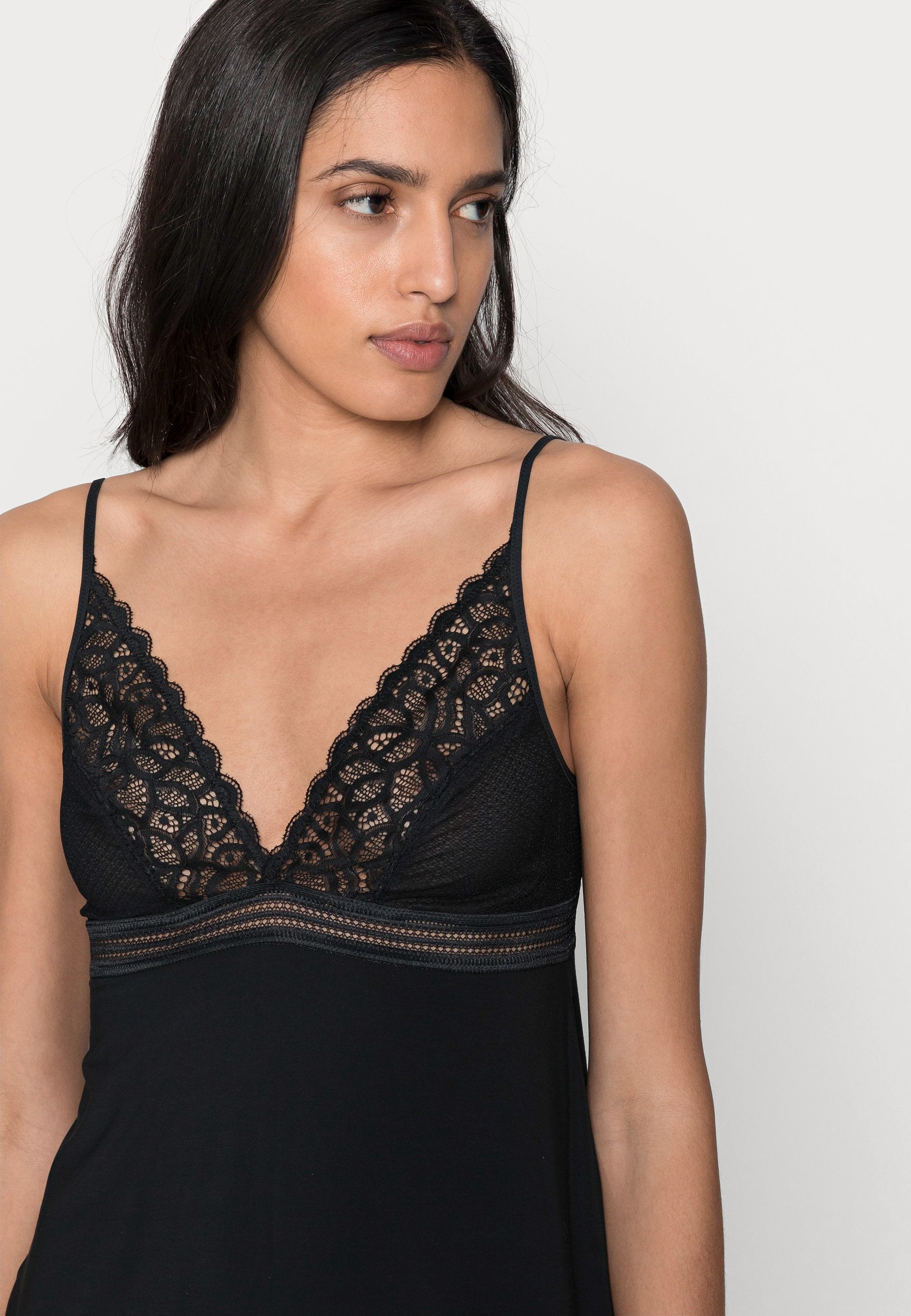 Wacoal сорочка с кружевом "Raffine Black"