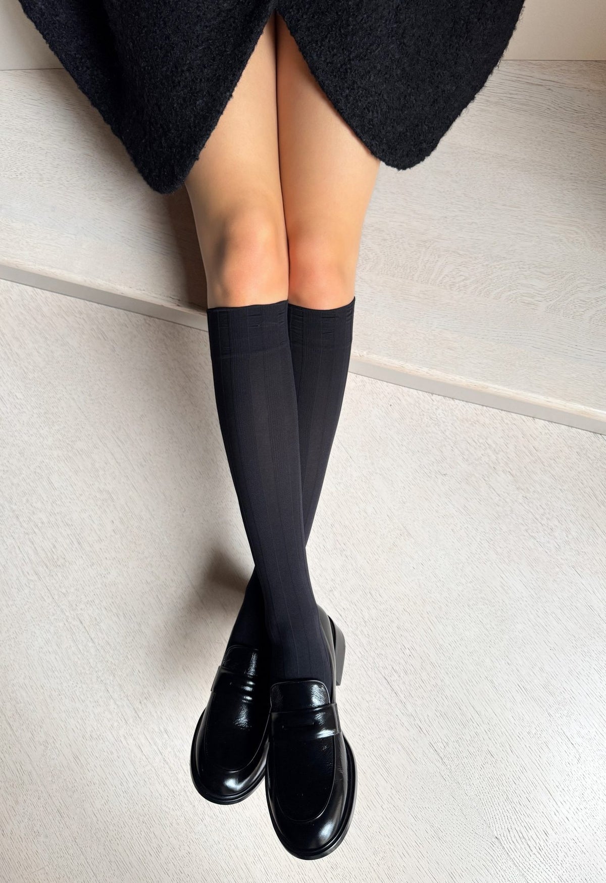 juodos puskojinės su dryželiais
