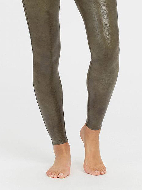 Spanx koreguojantys dirbtinės odos leginsai "Faux Leather Croc Shine Dark Olive"