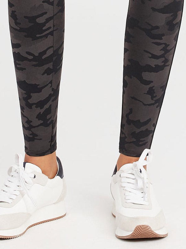 Spanx koreguojantys kamufliažiniai dirbtinės odos leginsai "Camo Black"