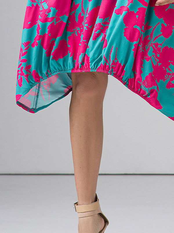 Lega laisvo kirpimo asimetrinė suknelė "Silvia Green - Fuchsia Flower Print"