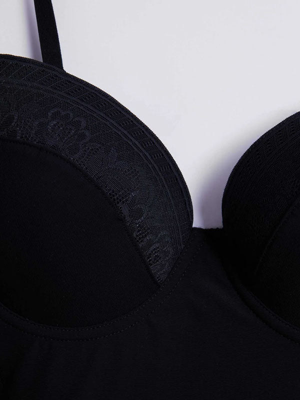 Ysabel Mora koreguojantis bodis "Betty Black"