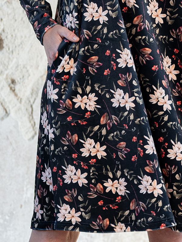 Lega laisvo silueto veliūrinė suknelė "Rosie Black - Multicolor Flower Print Velour"