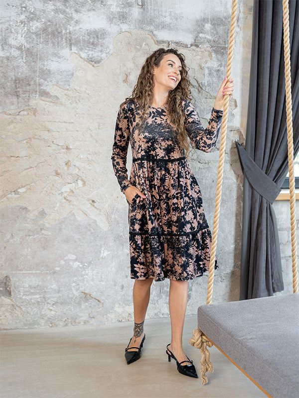 Lega laisvo silueto veliūrinė suknelė "Rafaela Black - Brown Flower Print Velour"