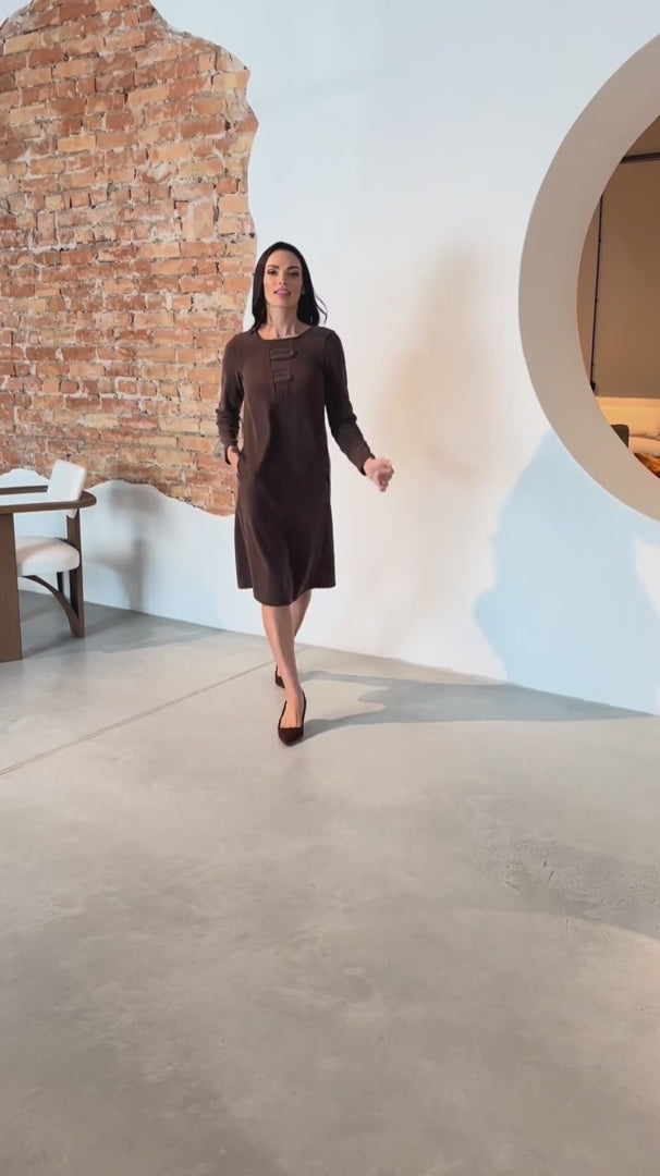 Laadi video üles: tiesi velvetinė suknelė judesyje
