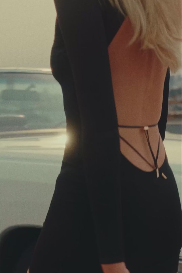 Laadi video üles: Maison Close обтягивающее мини-платье "French Kiss Black"