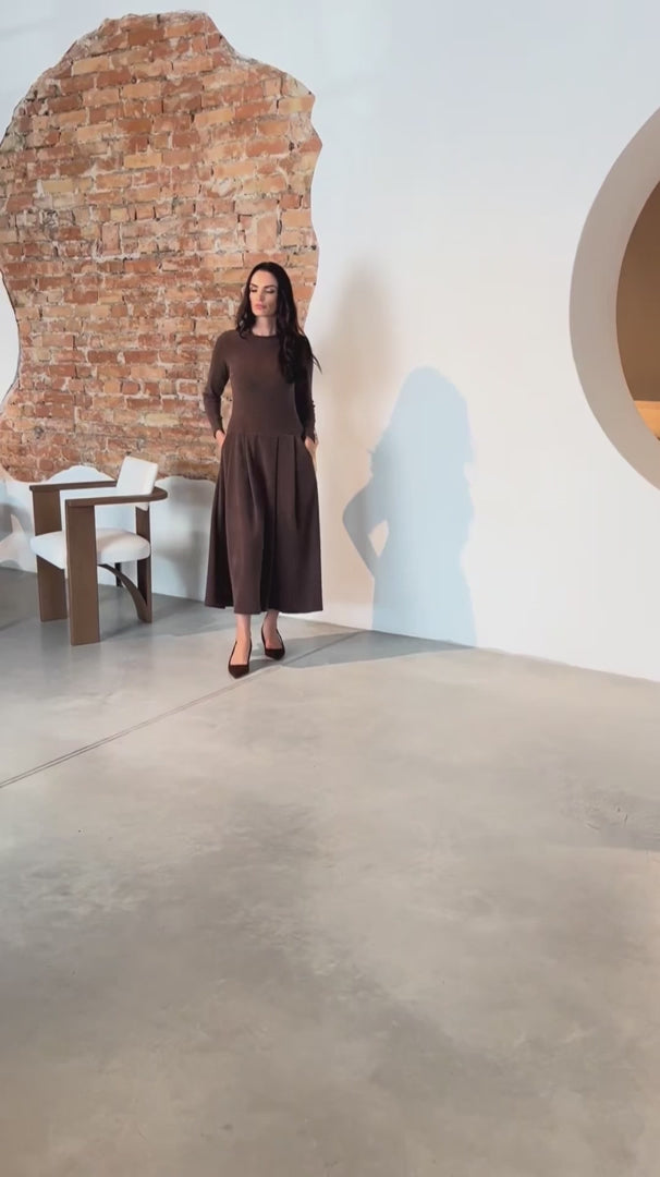 Laadi video üles: ilga velvetinė suknelė judesyje