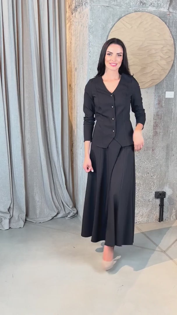 Laadi video üles: liemenuotas švarkelis su sagomis judesyje