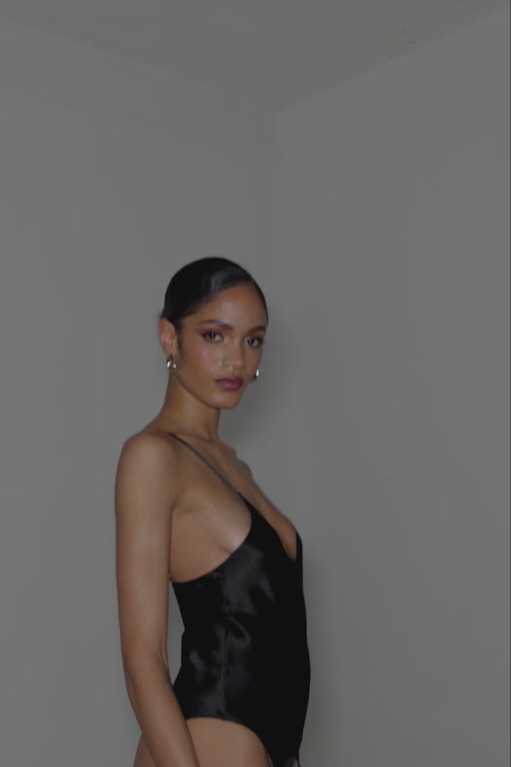 Load video: Maison Close Luxury Stockings Les Coquetteries 15 Den Red